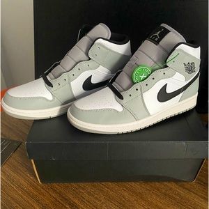 Jordan 1 mid smoke grey size 10.5